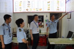 市常委会监视查抄校园周边食物平安监督工做